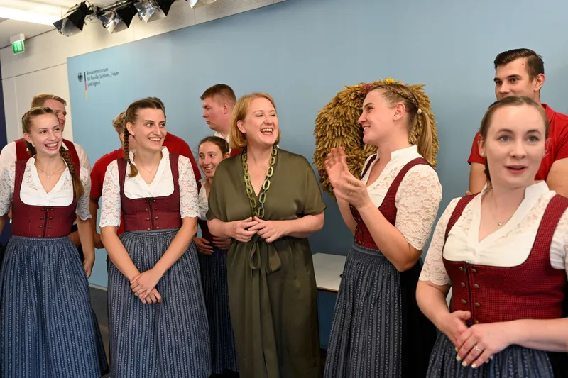 Landjugend in Tracht mit Erntekrone im Austausch mit Bundesjugendministerin