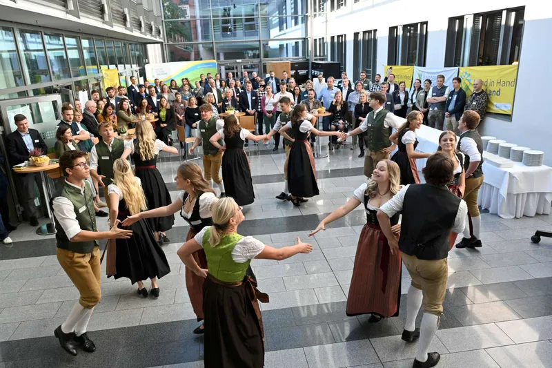 Landjugend zeigt vor begeistertem Publikum Volkstanz - Traditionspflege landgemacht