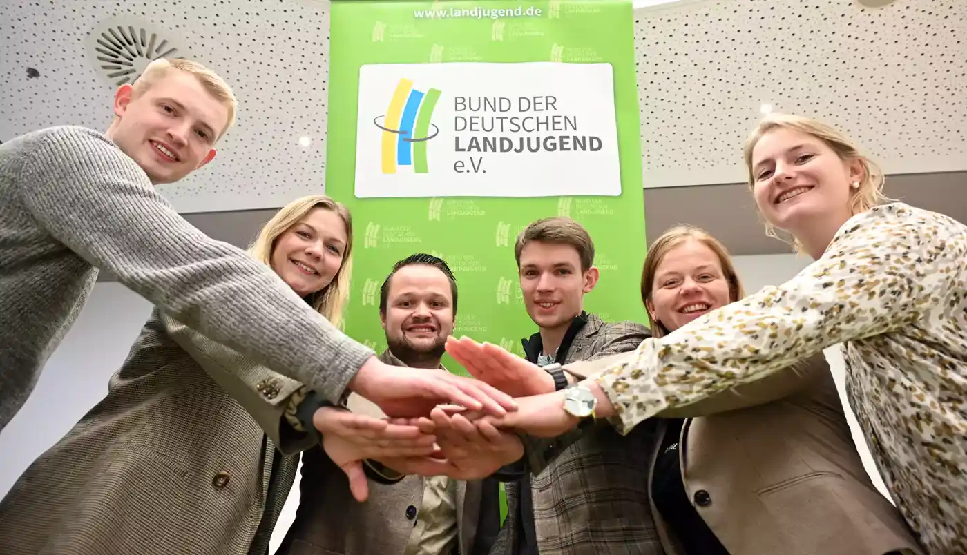 Vorstand des Bundes der Deutschen Landjugend hält nach der Wahl die Hände zusammen