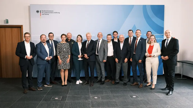 Vertreter:innen der Weinbauverbände mit Landwirtschaftsminister Rainer