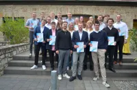 Sieger:innen von WB 1 und 2 mit Urkunde