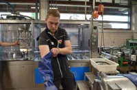 Junge:r Winzer:in mit technischen Geräten