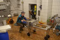 Junge:r Winzer:in mit technischen Geräten
