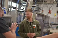 Junge:r Winzer:in mit technischen Geräten