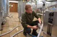 Junge:r Winzer:in mit technischen Geräten