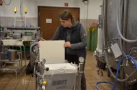 Eine junge Teilnehmerin hantiert mit technischem Gerät