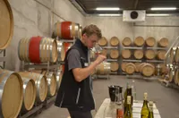 Junger Mann prüft Wein