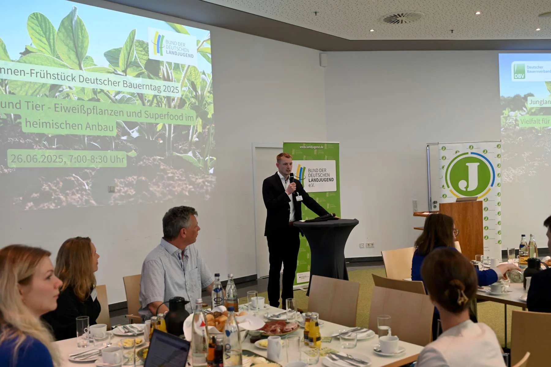 Lars Ruschmeyer spricht auf dem Junglandwirt:innen Frühstück