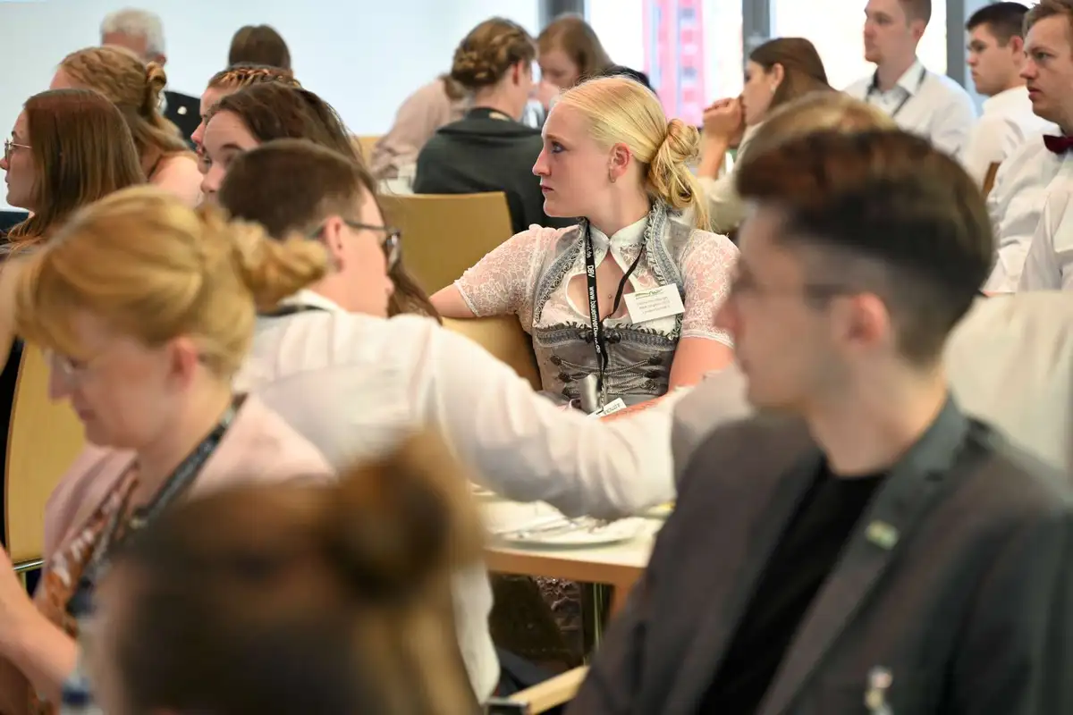 Lauschende Teilnehmende auf dem Junglandwirt:innen Frühstück