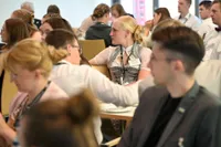 Lauschende Teilnehmende auf dem Junglandwirt:innen Frühstück