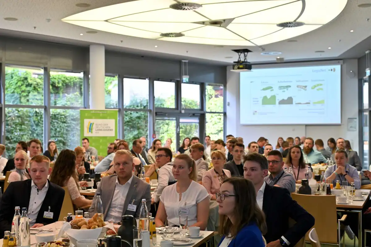 Lauschende Teilnehmende auf dem Junglandwirt:innen Frühstück