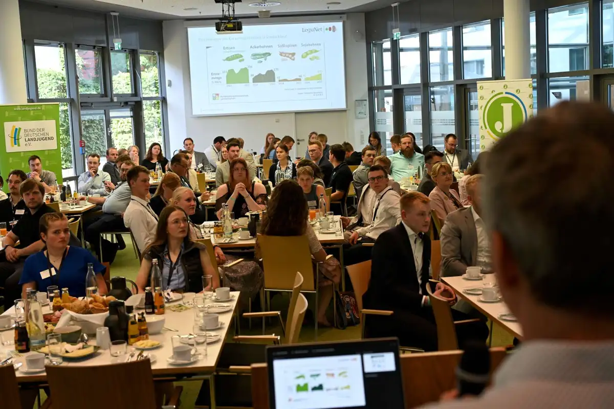 Lauschende Teilnehmende auf dem Junglandwirt:innen Frühstück