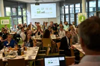 Lauschende Teilnehmende auf dem Junglandwirt:innen Frühstück