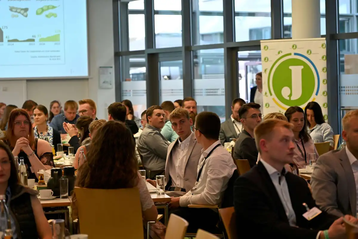 Lauschende Teilnehmende auf dem Junglandwirt:innen Frühstück