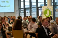 Lauschende Teilnehmende auf dem Junglandwirt:innen Frühstück