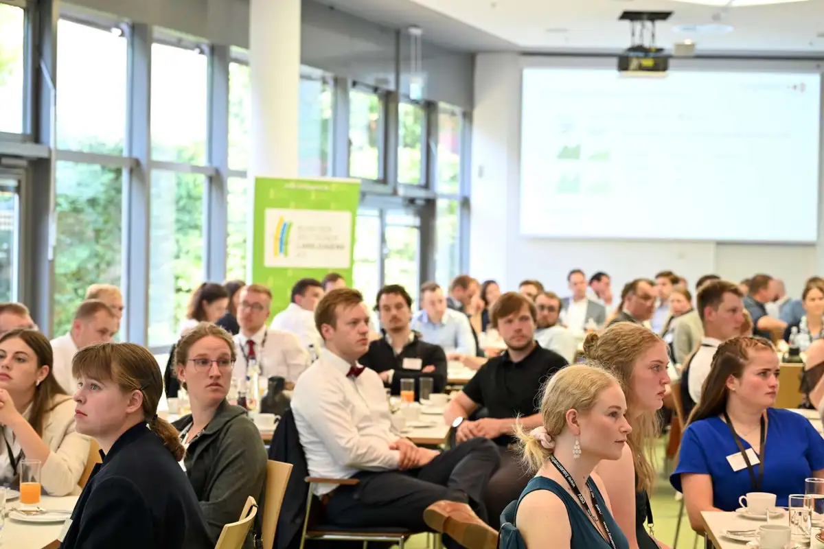 Lauschende Teilnehmende auf dem Junglandwirt:innen Frühstück