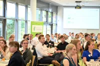 Lauschende Teilnehmende auf dem Junglandwirt:innen Frühstück