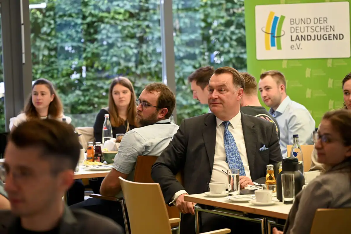 Lauschende Teilnehmende auf dem Junglandwirt:innen Frühstück