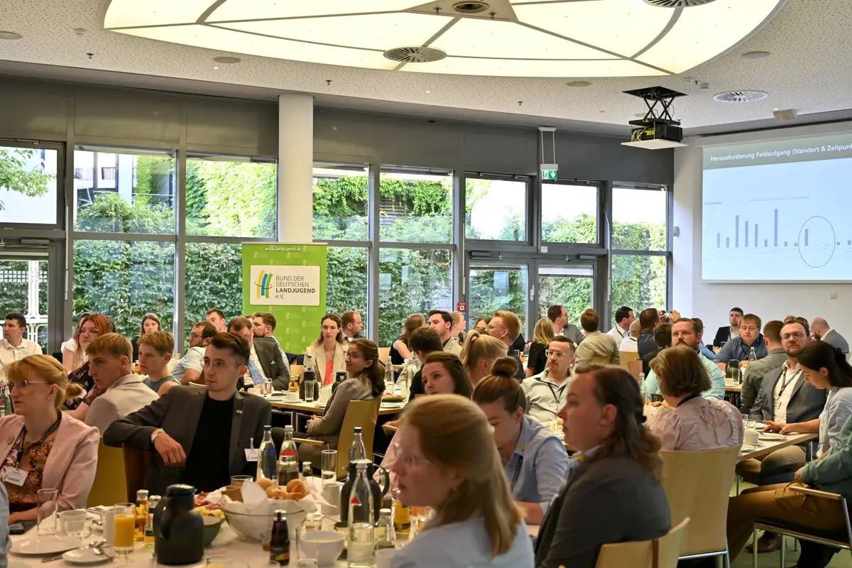 Lauschende Teilnehmende auf dem Junglandwirt:innen Frühstück