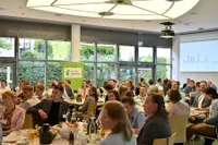 Lauschende Teilnehmende auf dem Junglandwirt:innen Frühstück