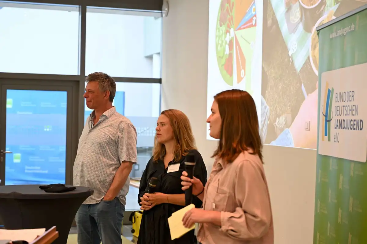 Die eingeladenen Expert:innen lauschen einem Beitrag