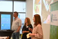 Die eingeladenen Expert:innen lauschen einem Beitrag