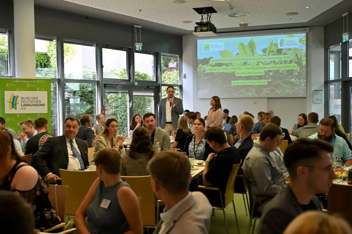 Junglandwirt spricht auf dem Junglandwirt:innen Frühstück