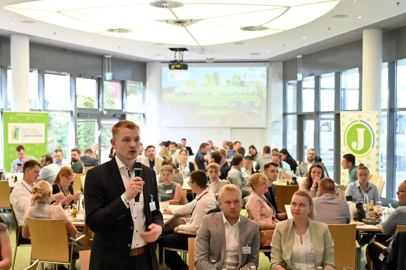 Bundesvorsitzender Lars spricht auf dem Junglandwirt:innenfrühstück