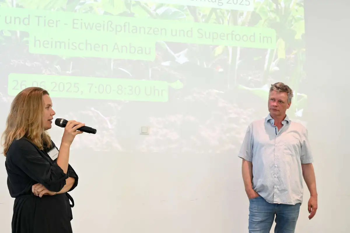 Stefan Beuermann lauscht der Moderatorin