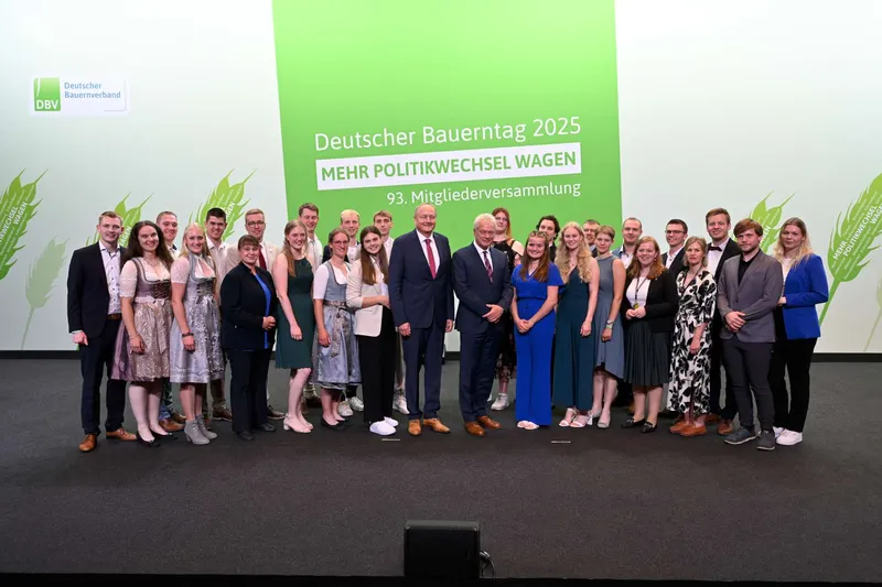 Lächelnde junge Menschen - die Berufswettbewerbs-Sieger:innen - mi Minister:innen auf dem Deutschen Bauerntag.