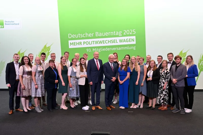 Eine lächelnde Gruppe Menschen vor einem Banner des Deutschen Bauerntages