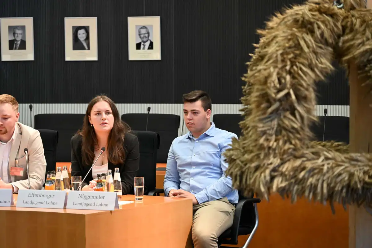Ein Landjugendliche spricht im Bundestagsausschuss