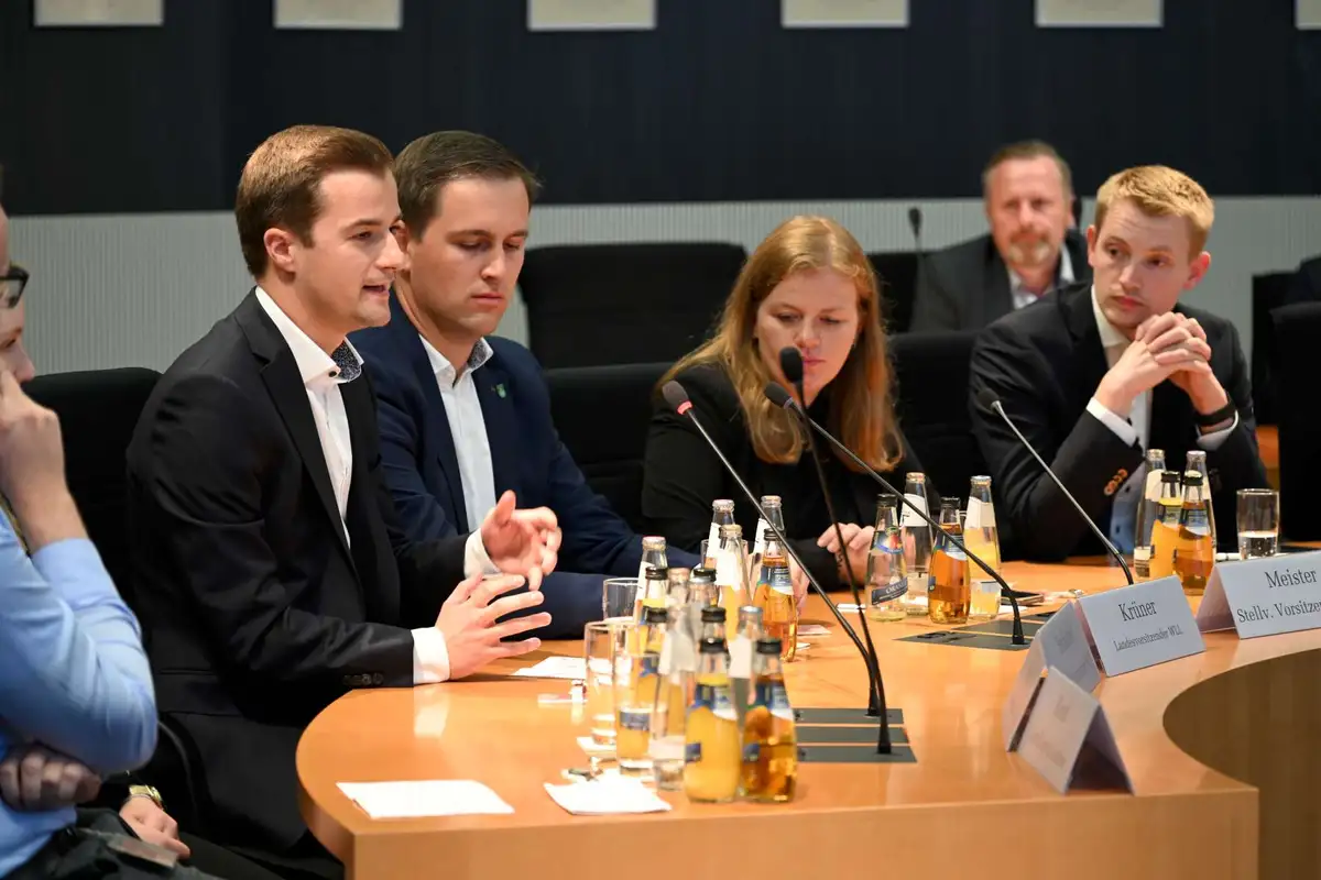 Ein Landjugendliche spricht im Bundestagsausschuss