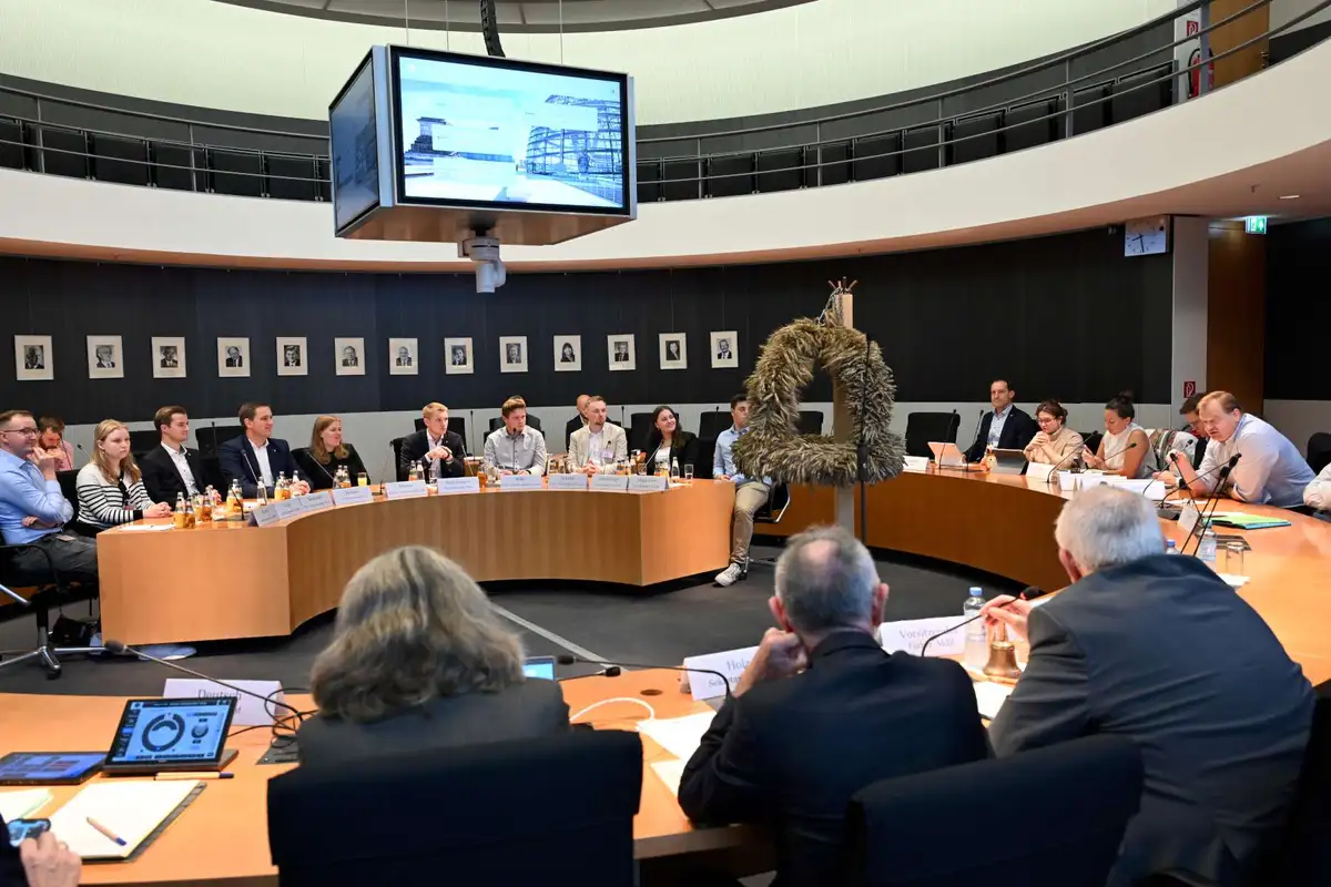 Der Ausschusssaal mit Erntekrone