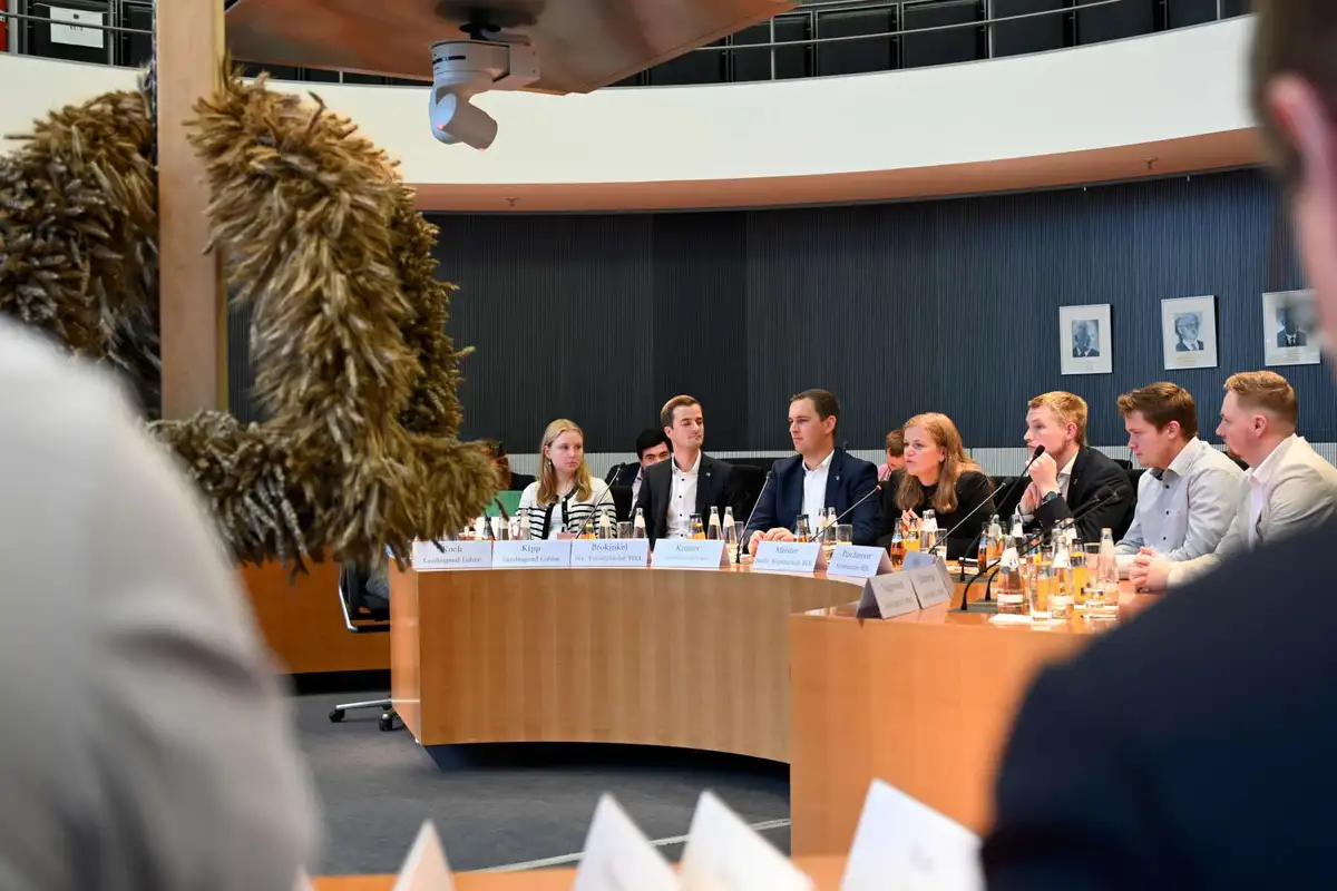 Die Landjugendlichen hören zu