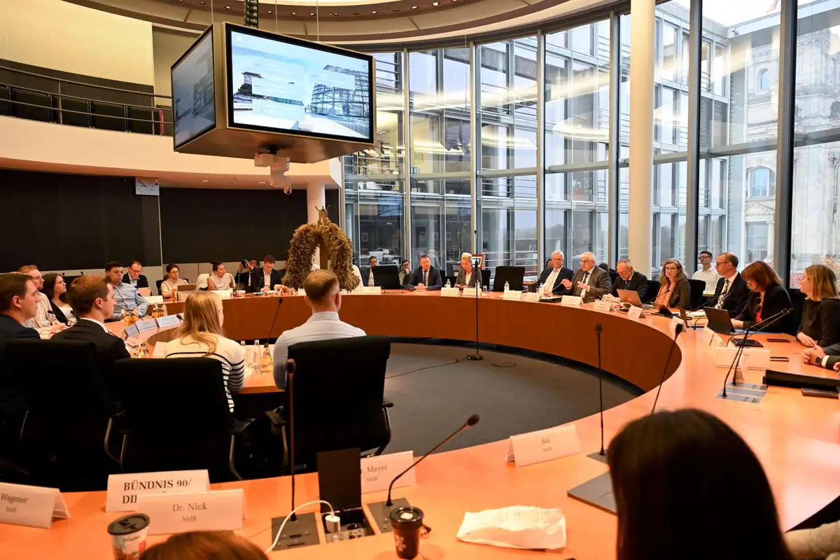 Besetzte Sitzrunde im Ausschusssaal