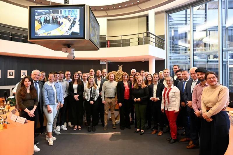 Landjugend im Bundestag mit Erntekrone und Ernährungsausschuss