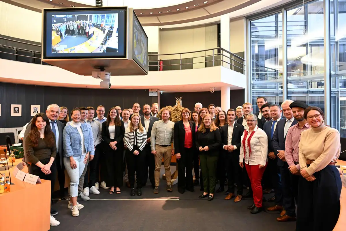 Die Landjugendlichen und Ausschussmitglieder lächeln in die Kamera