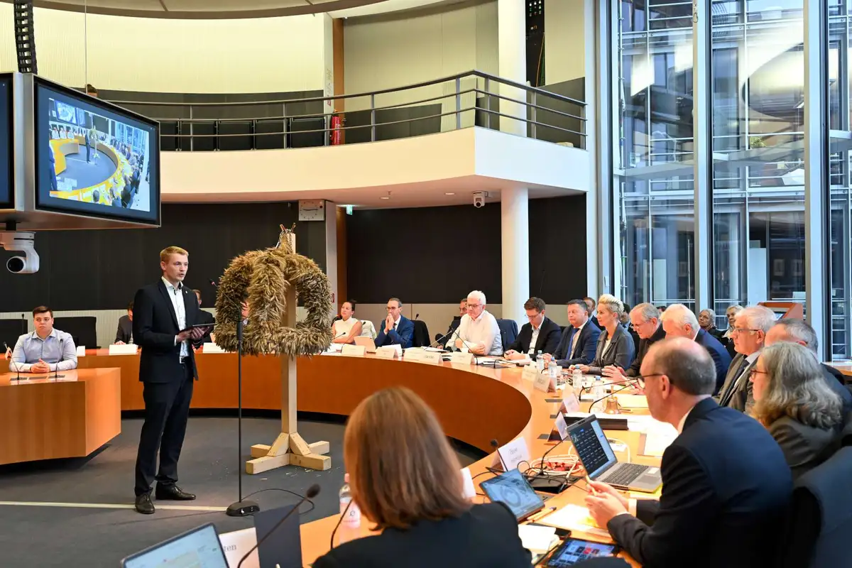 Lars Rushmeyer spricht vor der Runde