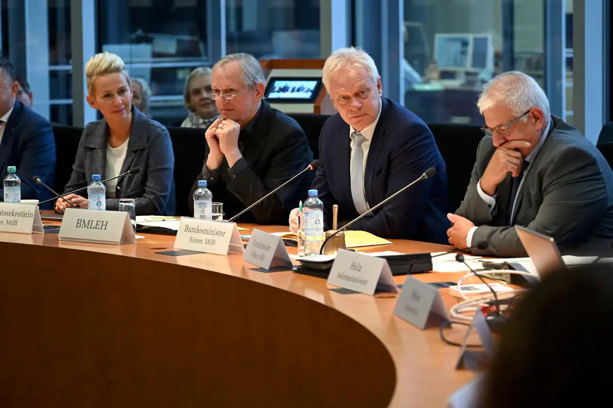 Agrarminister Rainer hört zu