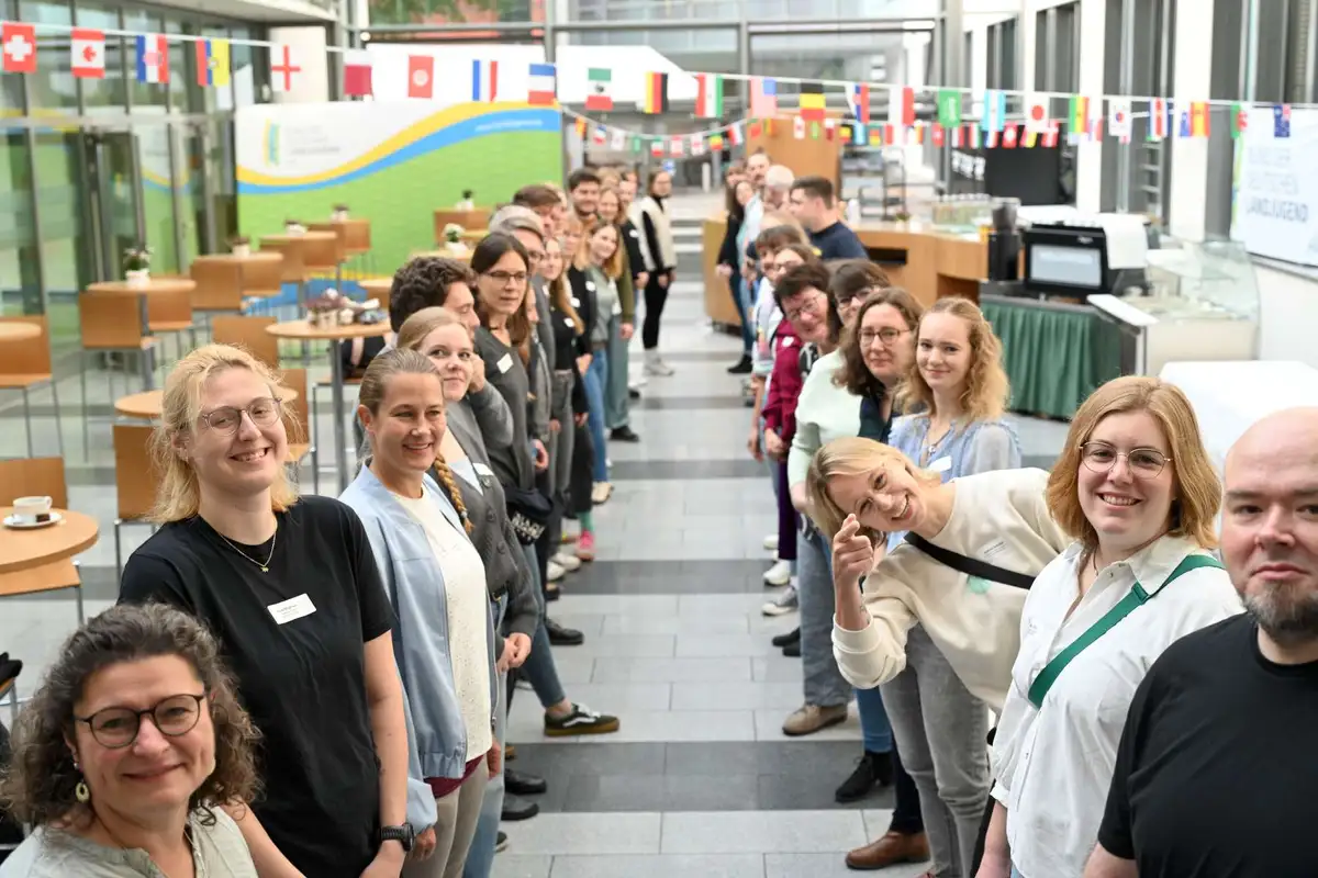 Eine Doppelreihe lächelnder Personen