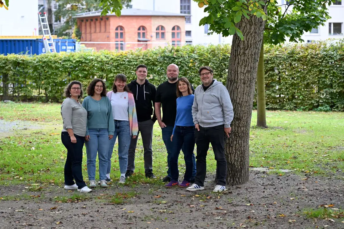 Die Bundesjugendreferent:innen stehen lächelnd vor einem Baum