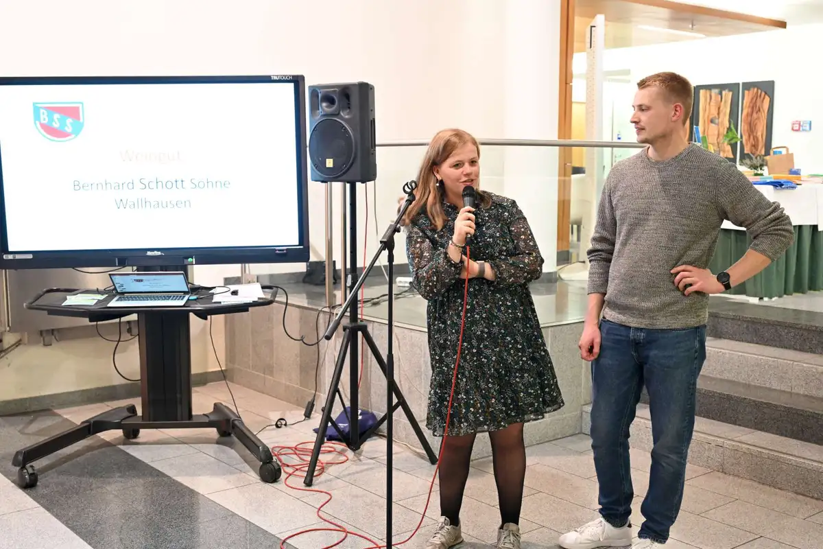 Anne und Lars sprechen am Mikrofon