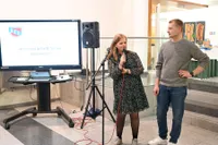 Anne und Lars sprechen am Mikrofon