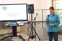 Eine junge Frau spricht am Mikrofon