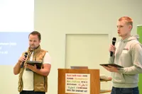 Lars und Christian sprechen am Mikrofon