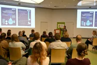 Eine Gruppe junger Menschen lauscht einer Präsentation