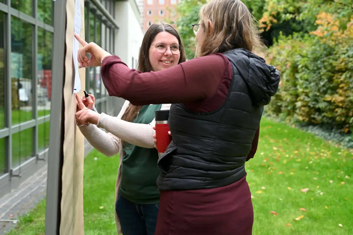 Zwei junge Menschen arbeiten zusammen an einer Aufgabe