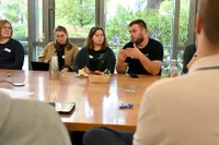 Ein junger Mann teilt seine Meinung