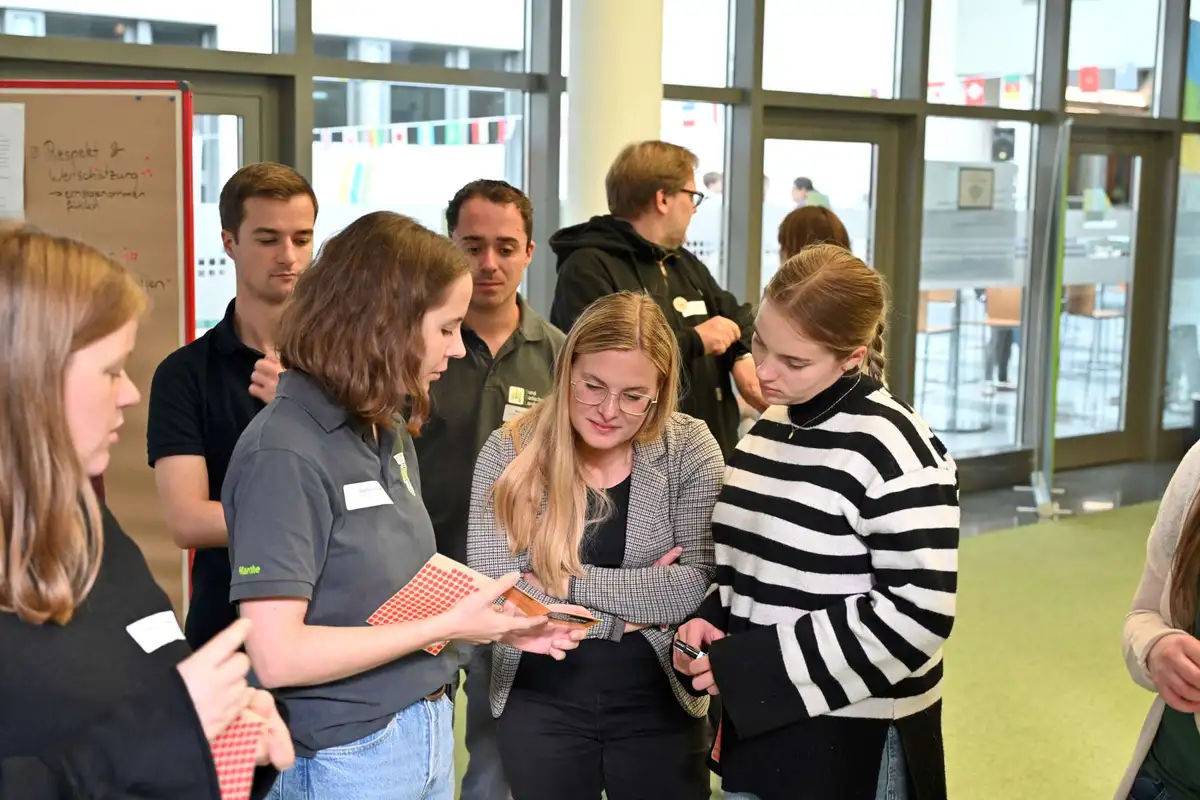 Junge Menschen diskutieren in einer Runde